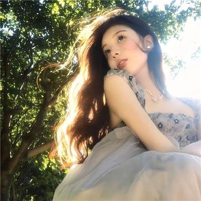 女人与英雄海报